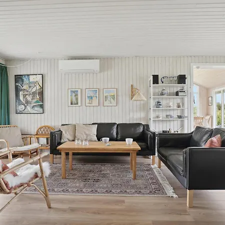 Prázdninový dům Three-bedroom In *